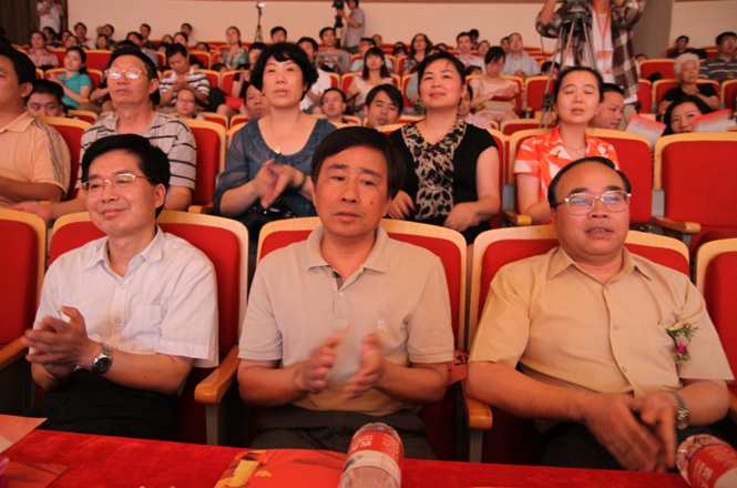 精彩的演出，引起現(xiàn)場(chǎng)領(lǐng)導(dǎo)與來(lái)賓的頻頻掌聲